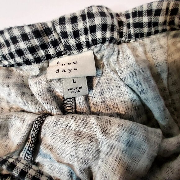 A New Day Womens Gingham Checkered Shorts Size L Black & White Casual - Picture 3 of 7